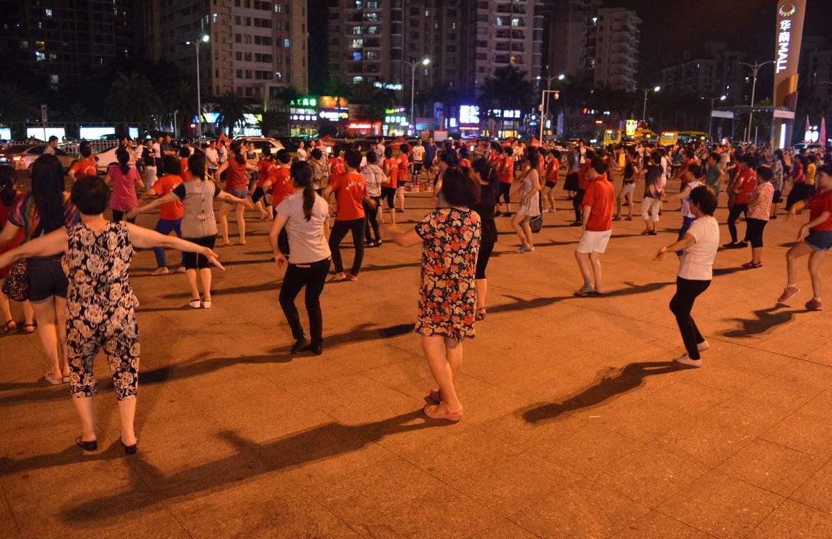 在郑州,夜晚跳广场舞的阿姨们最喜欢的地方是哪里呢?你知道吗