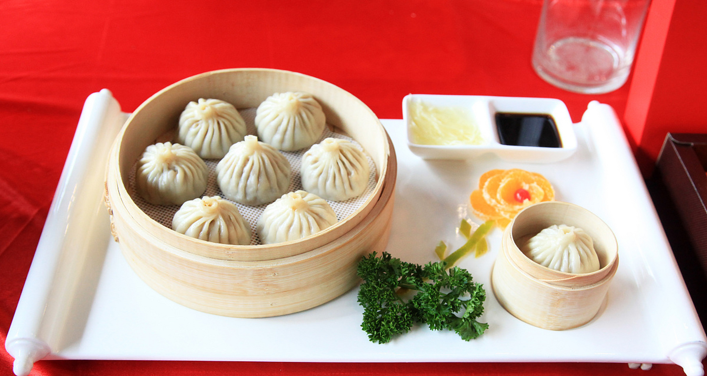 南京小笼包的制作历史悠久,起源于明朝,至今已有 600 多年的历史.