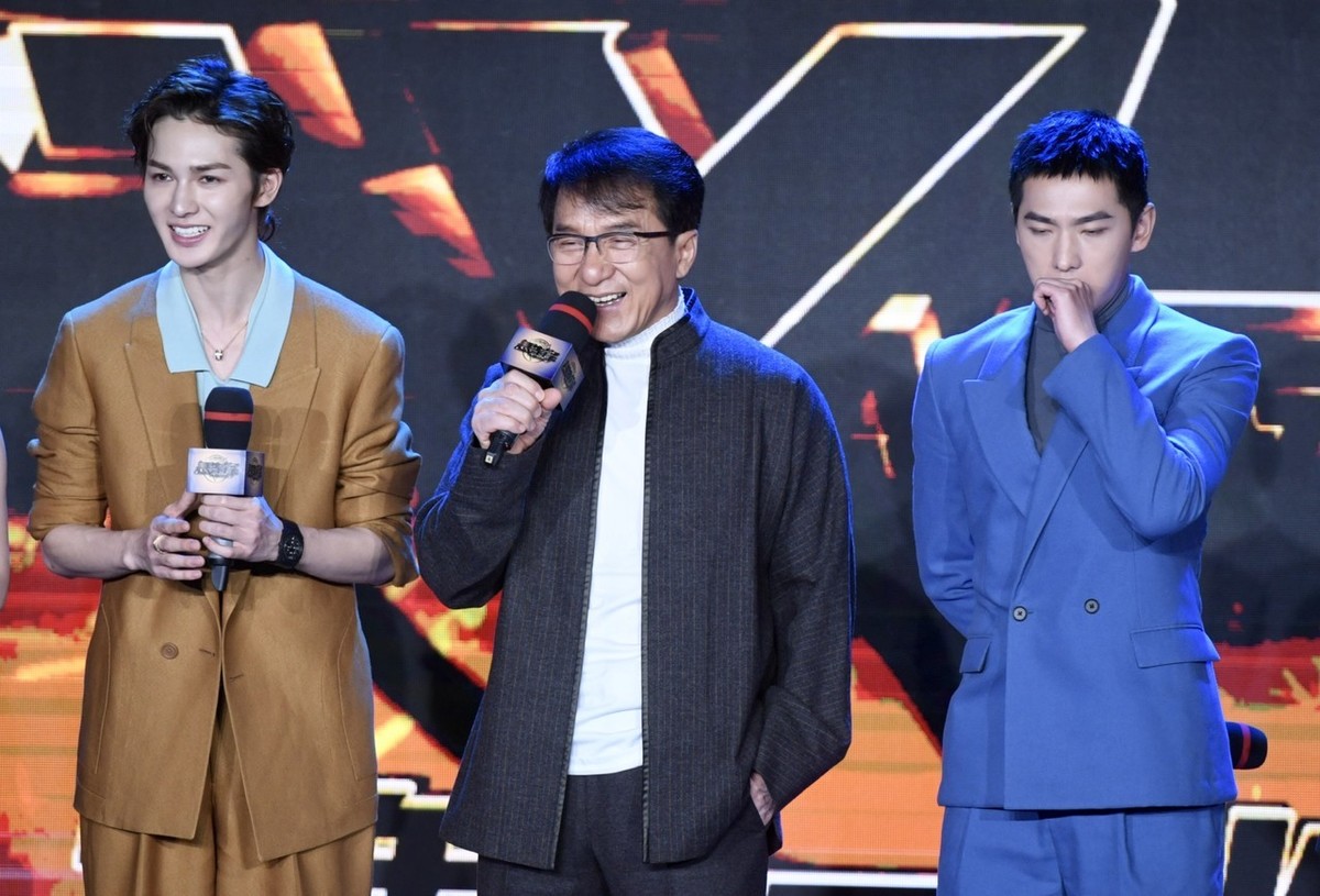 成龙左右环绕两款绝世帅哥,杨洋寸头man爆,朱正廷秀花美男容颜