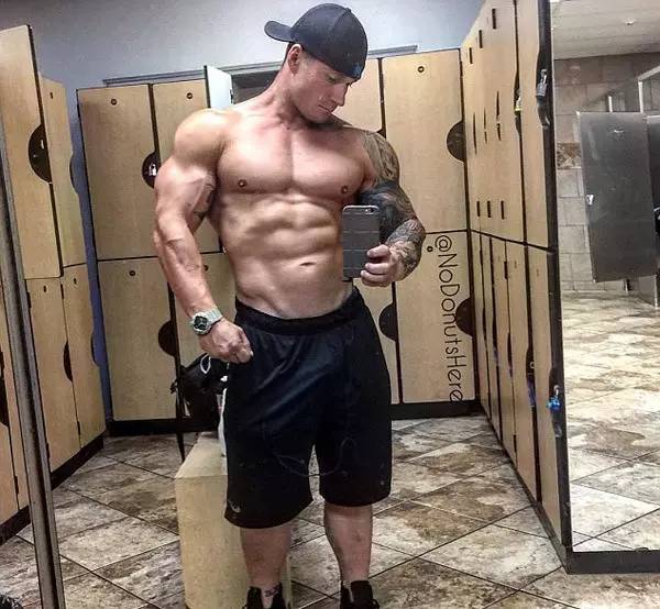 吸烟的肌肉男与不吸烟的肌肉男,进行对比,两者的差距有多大?