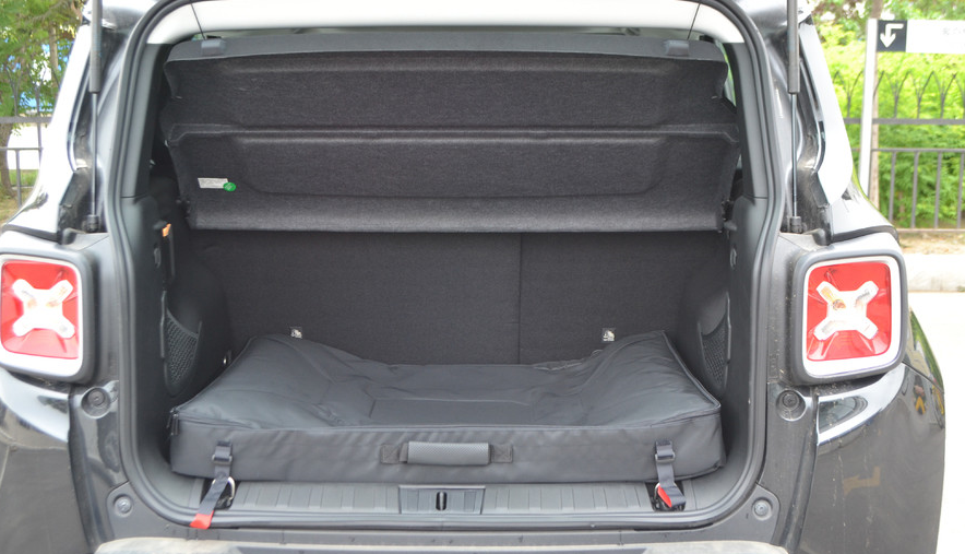 后备箱表现在同级别主流水准,日常使用也够了.