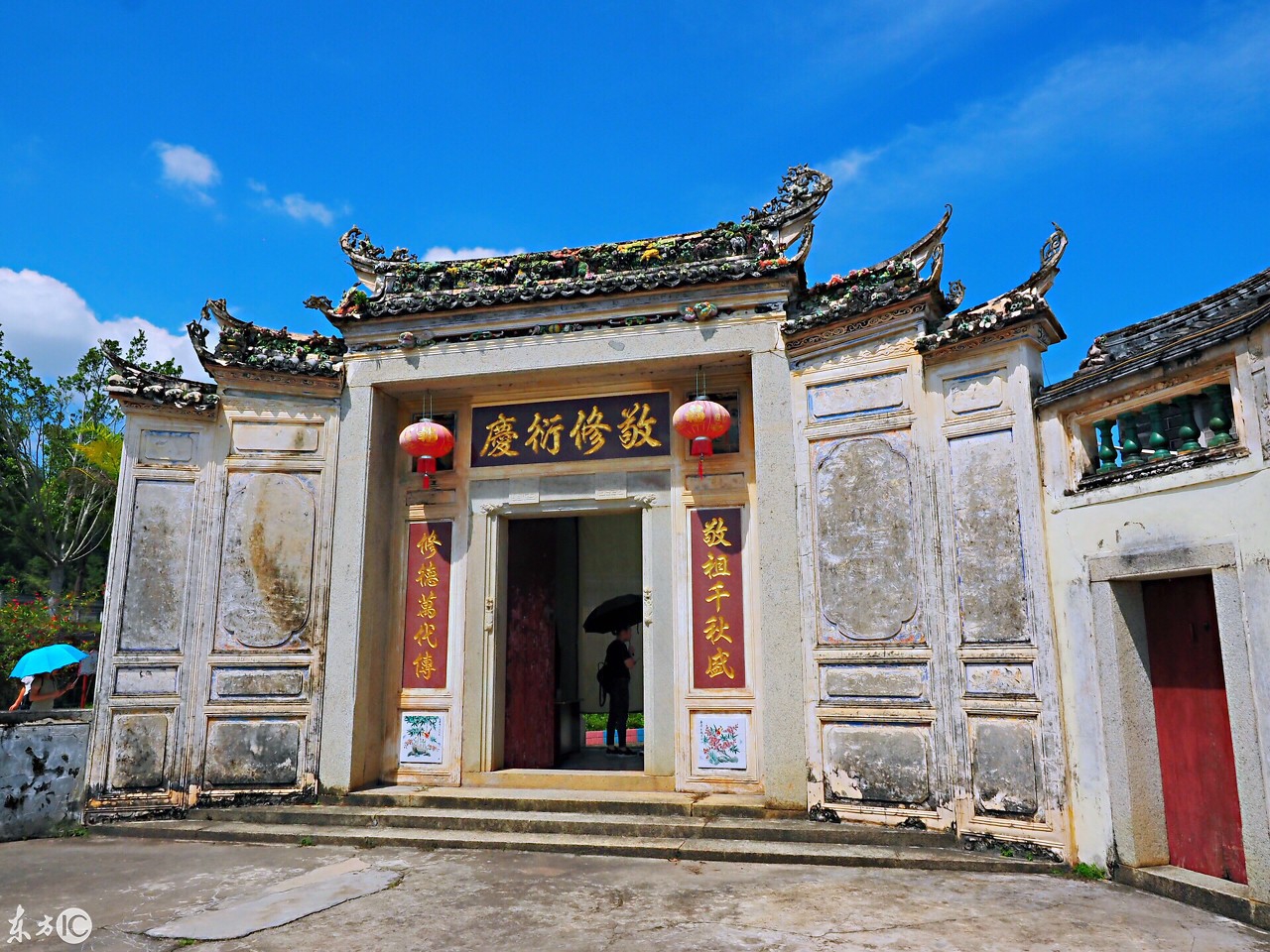 经历了百年风雨,饱经沧桑的敬修衍庆(肇庆堂)内一些雕龙画凤的的屋梁