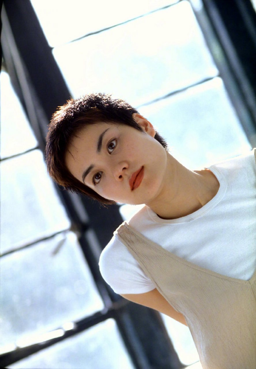 王菲的一组早年短发的照片,配t恤连衣裙清爽又帅气,"天后"果然什么