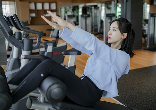 王智晒健身照大秀好身材 坚持运动生活超自律