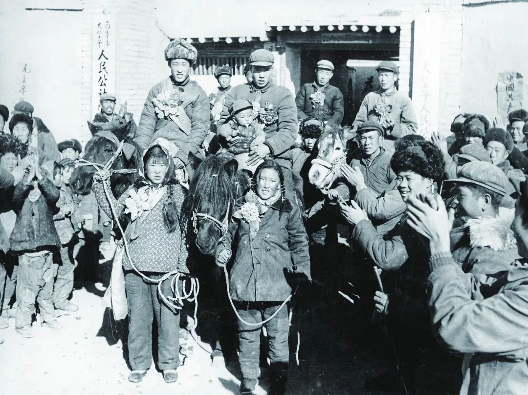 1960年,原大堡子乡民兵在练习冲锋枪射击.
