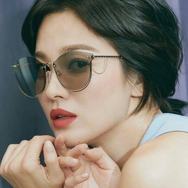 宋慧乔穿深 v 裙装为墨镜代言,帅中带酷,美出新高度