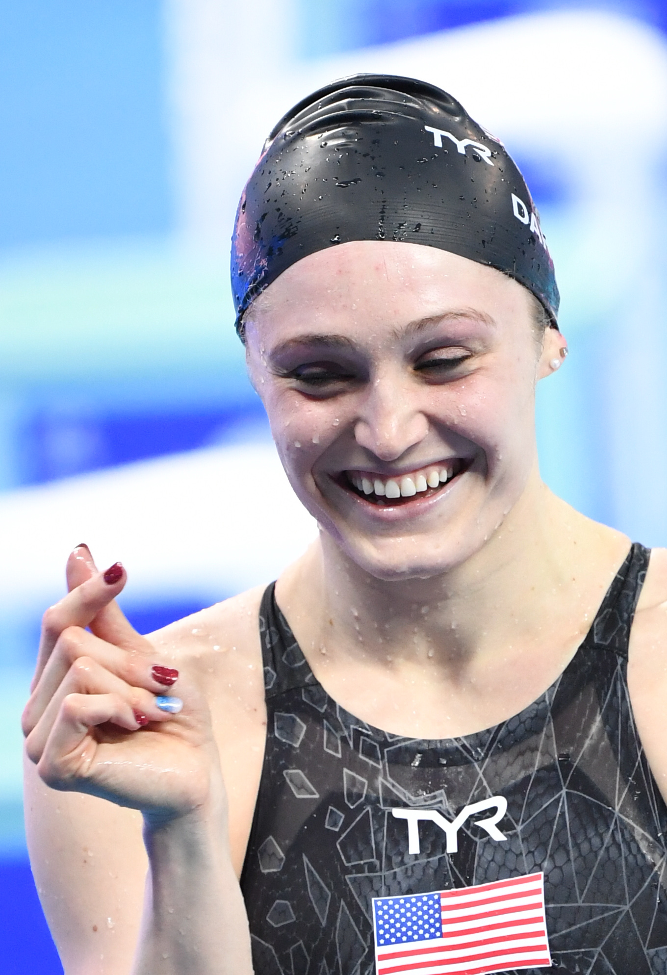 游泳——短池世锦赛:美国选手获女子100米蝶泳冠军