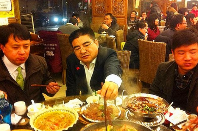 看王健林一个人吃饭,再看看刘强东的,网友:土豪间的差距!