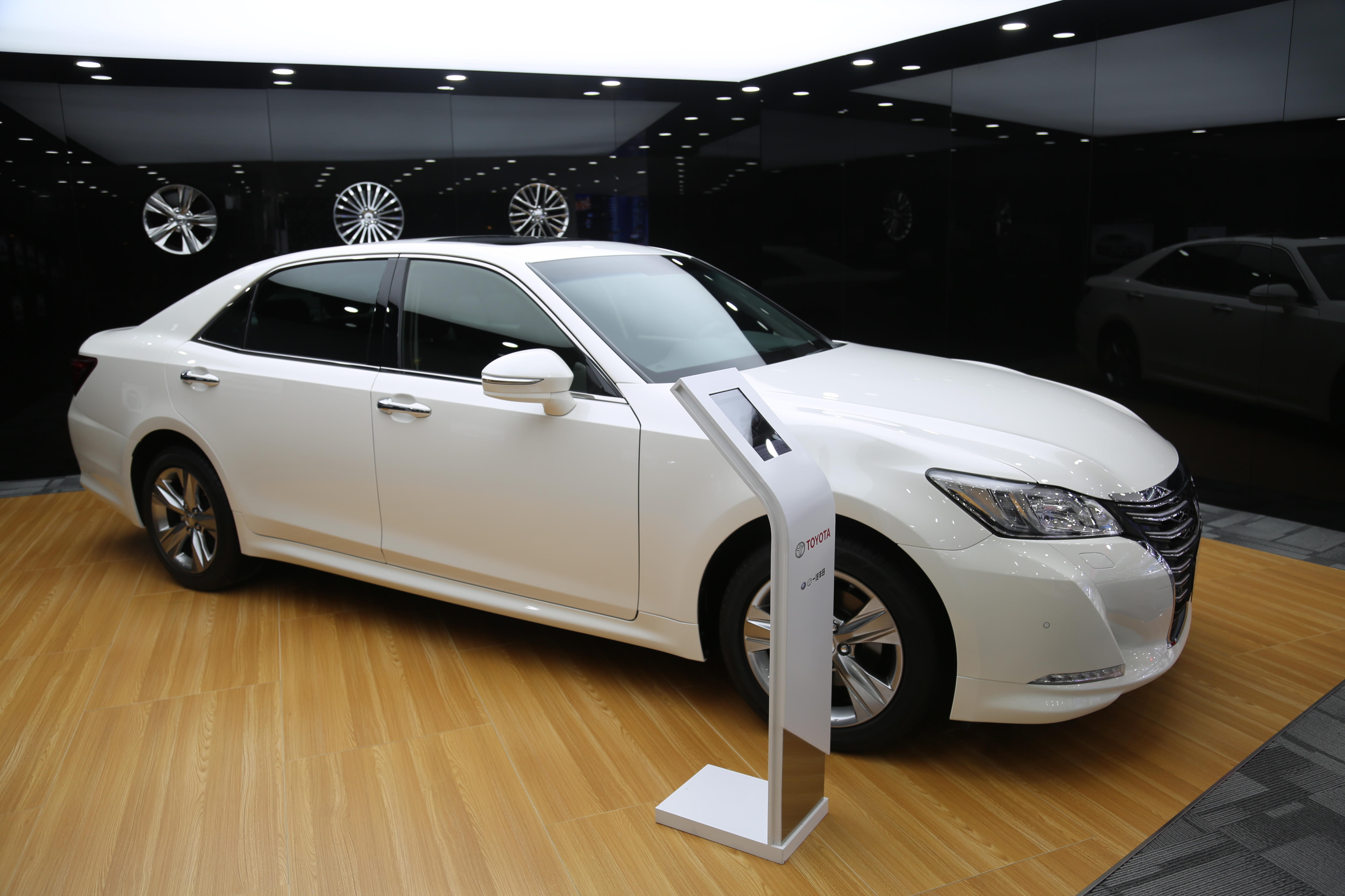 白色,黑色,丰田两款第十四代全新皇冠实拍,你喜欢谁?