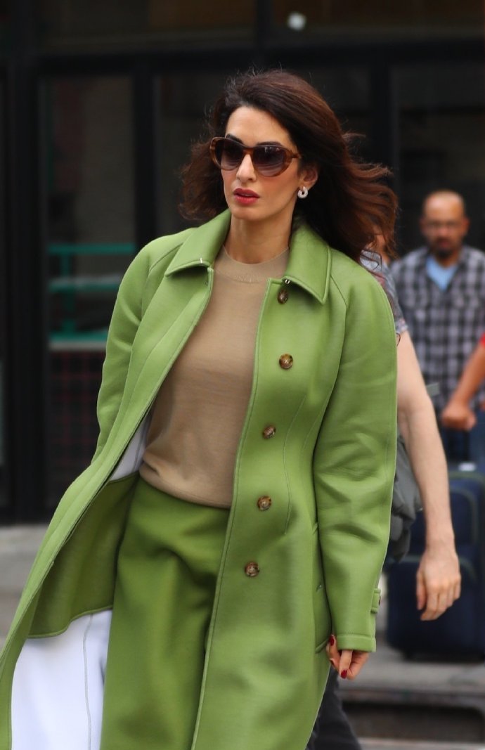 "英国最美女律师"艾莫现身街头,一身绿色裙装吸睛,律师范十足