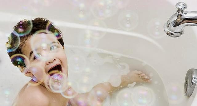 夏天怎么给小宝宝洗澡?儿科医生:避开这几个时间段才好