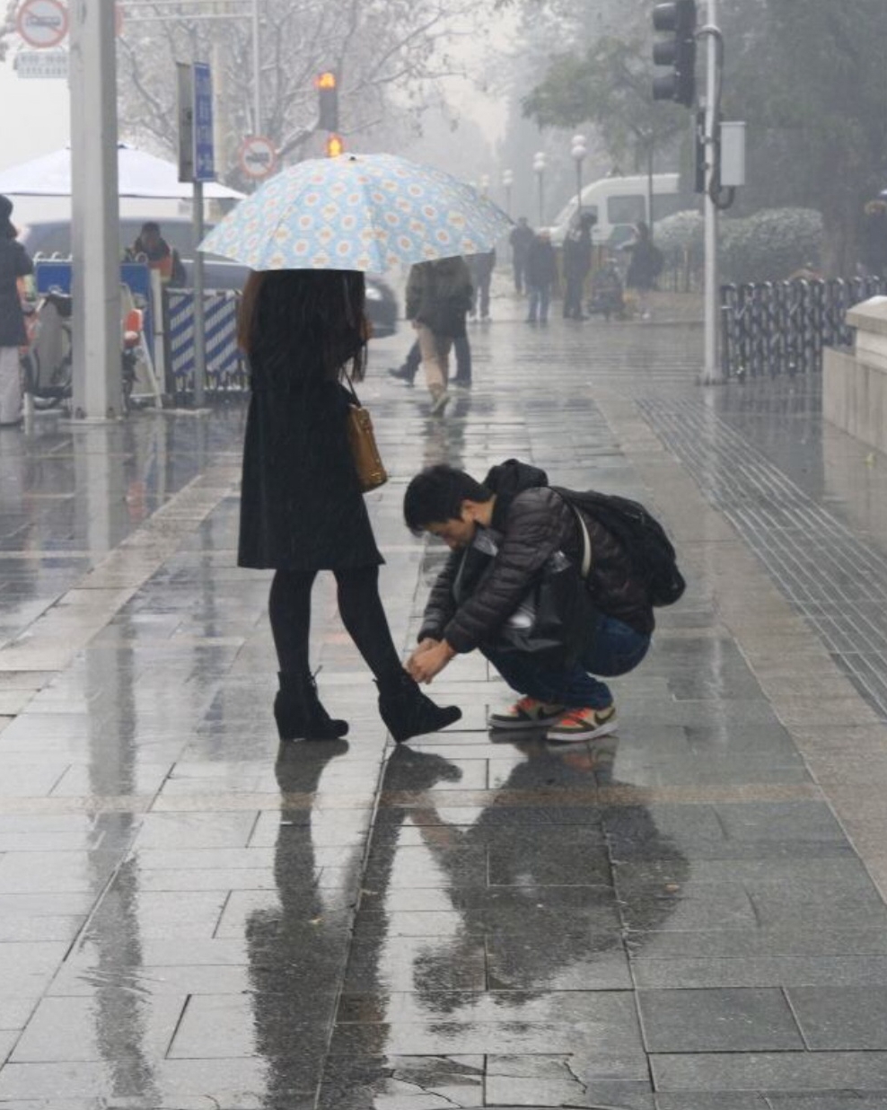 给女生系鞋带的男生最帅,是否打动了女生的心