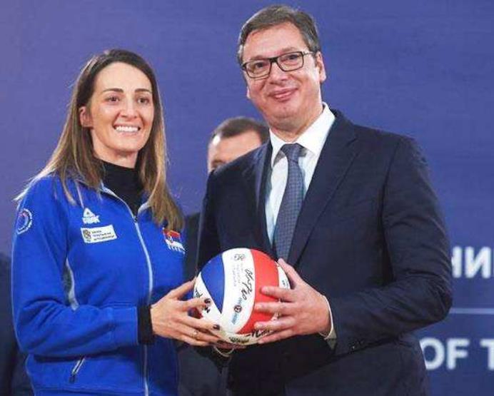 武契奇原配容貌曝光!49岁儿女双全发福了,跟第一夫人有差距