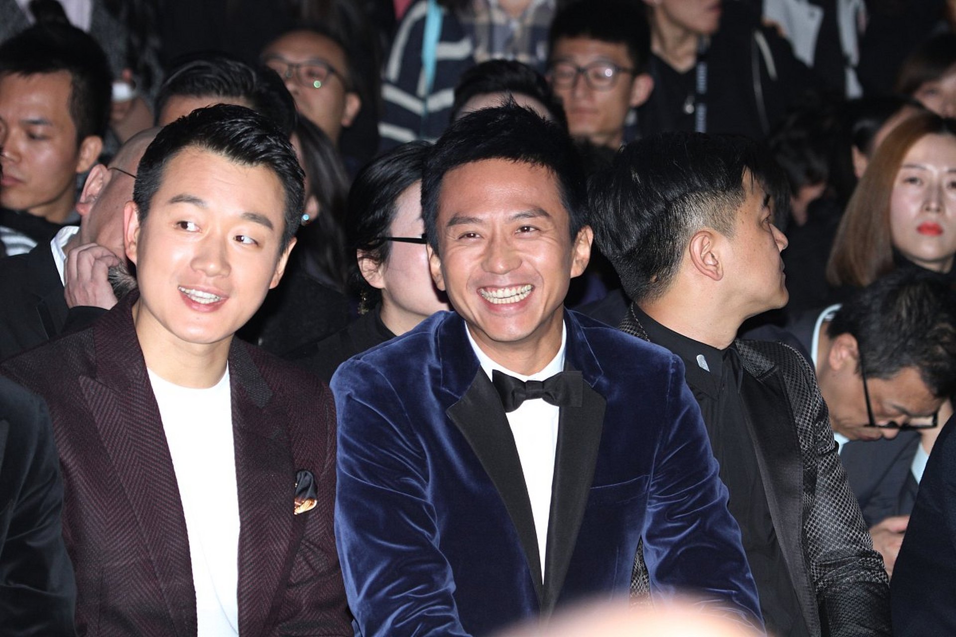 看侧脸还是冯绍峰最帅!但是佟大为的脸,非常的抗老[嘻嘻]!