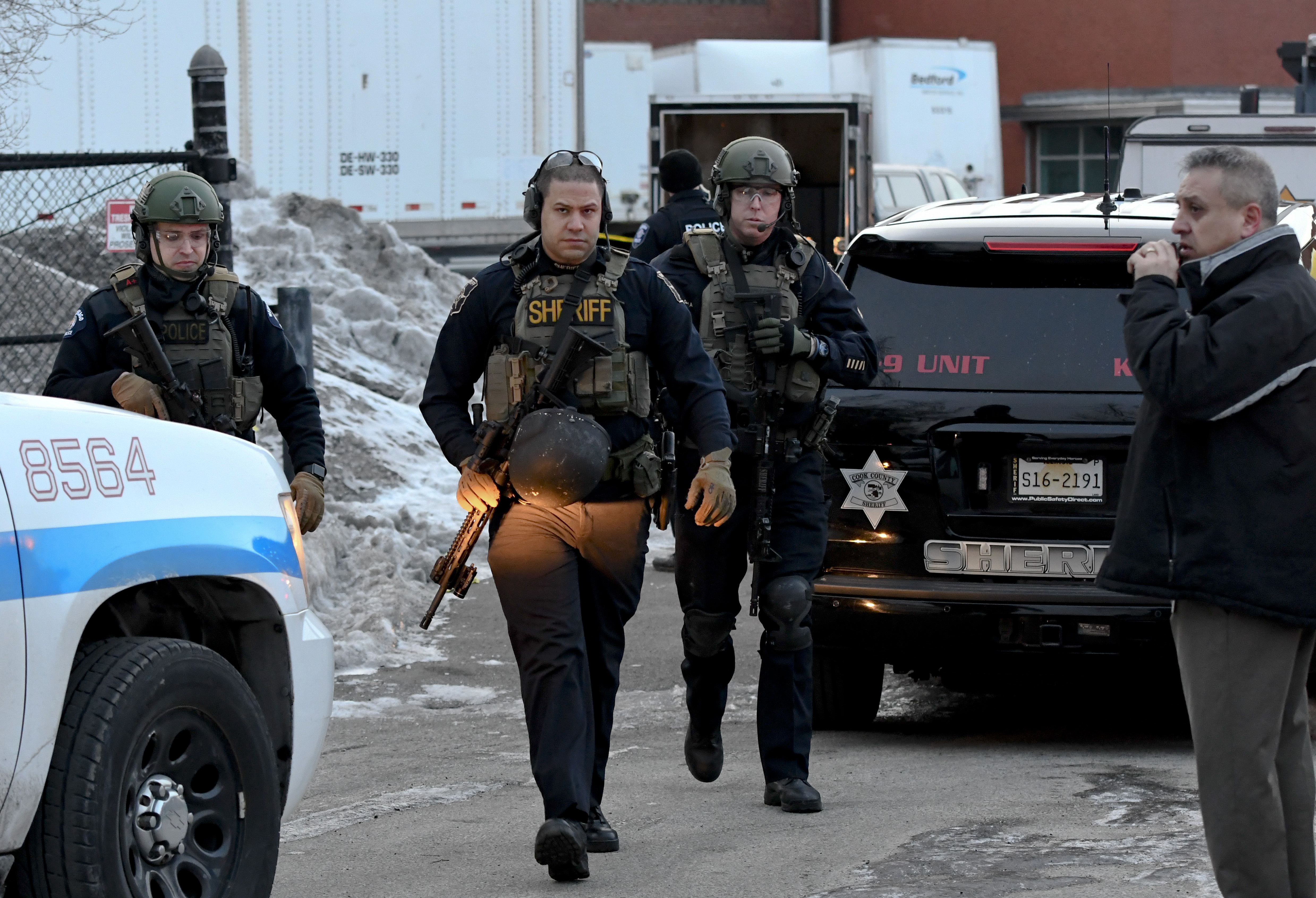 外代,2019年2月16日    (外代一线)(1)美国奥罗拉市发生枪击事件致6人