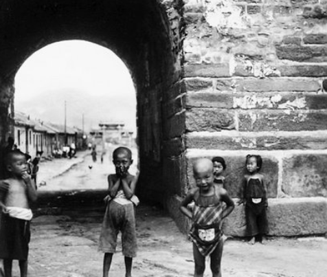 老照片:一百年的中国儿童,女孩子裹小脚,男孩子穿肚兜