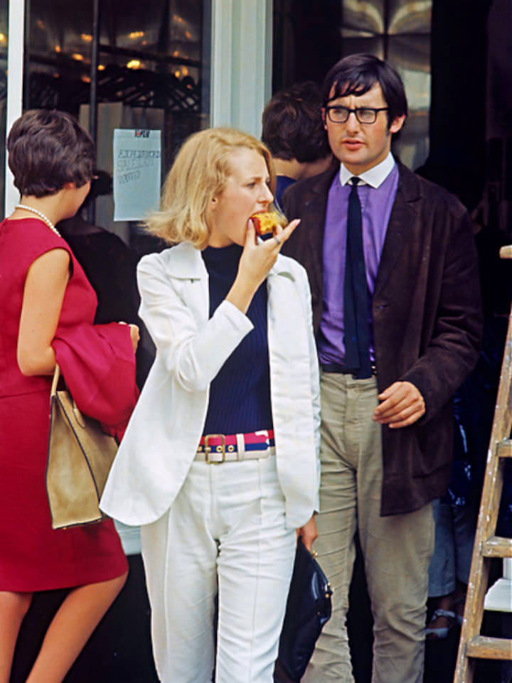 上世纪六十年代的伦敦,街路整洁,人们穿着时尚