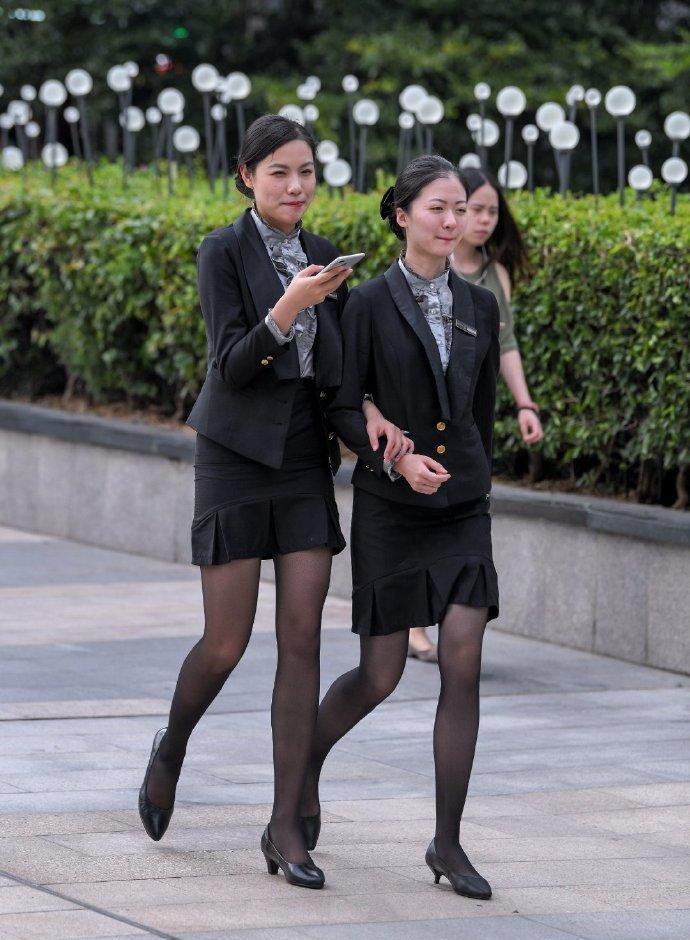 售楼美女穿着"黑丝袜",满大街跑真的好吗