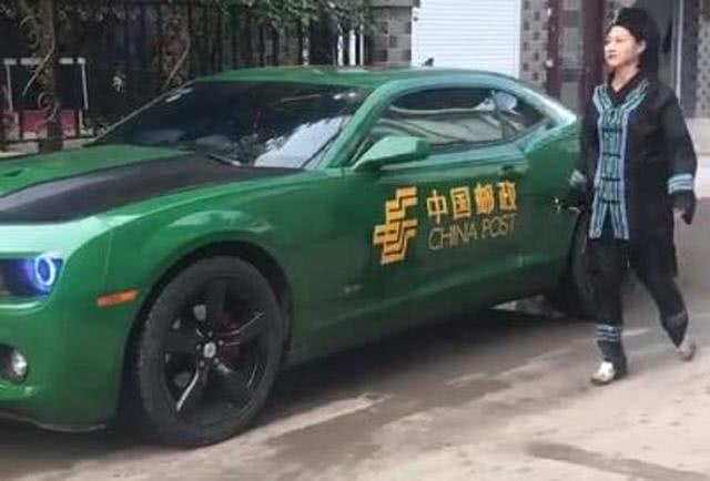 顺丰快递之后中国邮政再启用跑车送快递,网友:借我试驾一下!