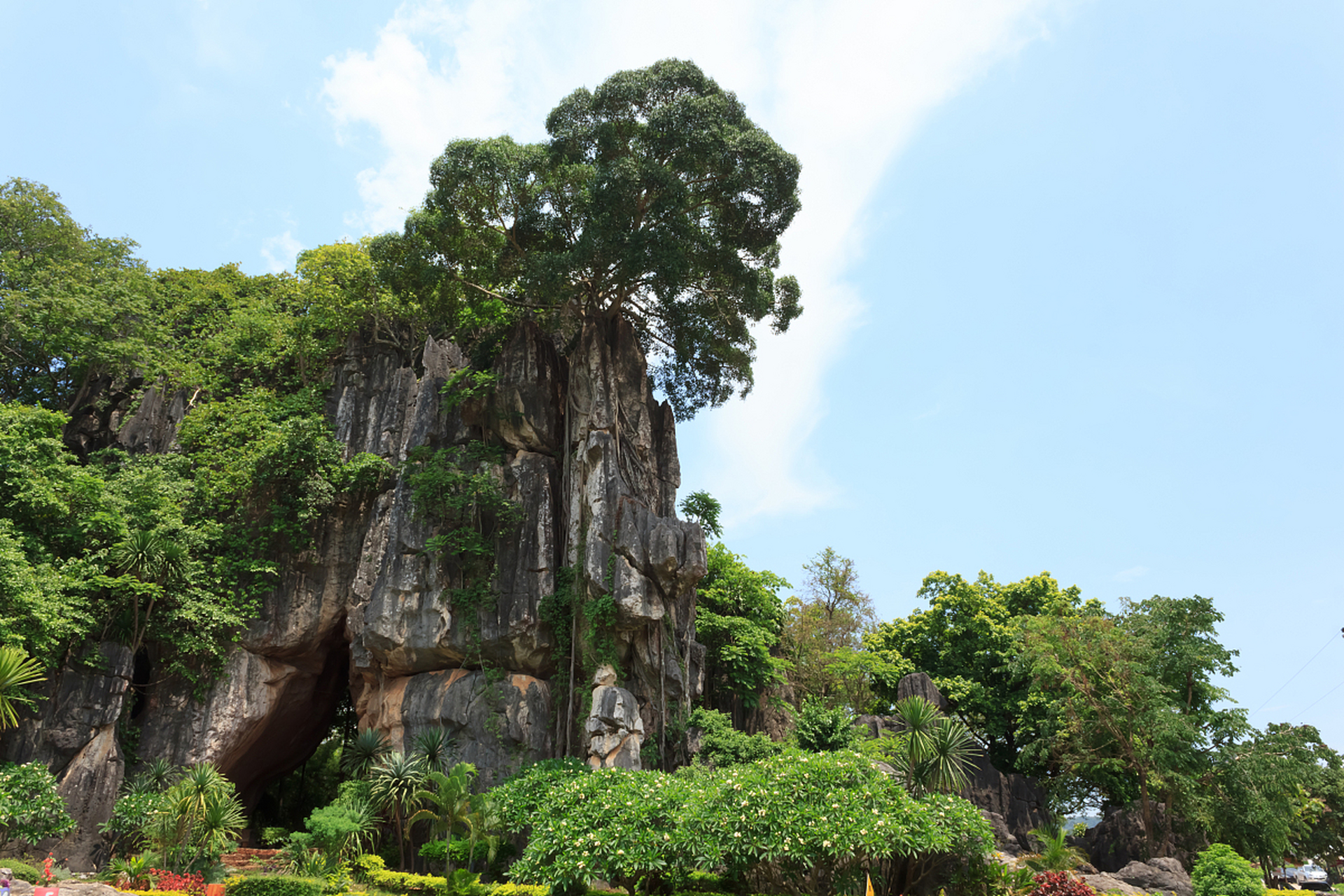 七星岩风景区,位于广东肇庆,以其岩峰,溶洞,湖泊,碑刻,寺观为主体景观