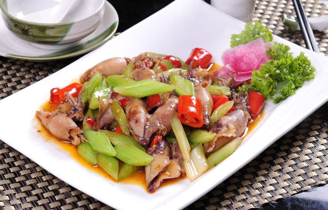 爆炒鱿鱼仔,一道美味的精品菜肴,赶快和你的朋友尝尝吧