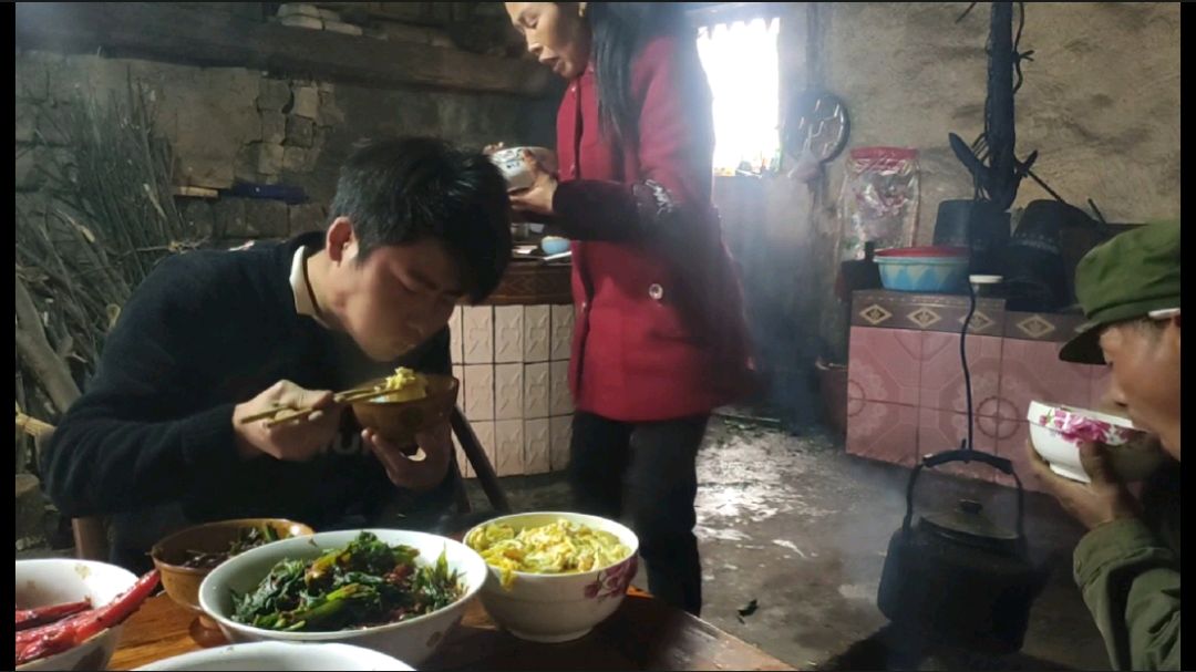 农村小辉,只要一家人能够一起吃饭不管吃什么菜,都是香