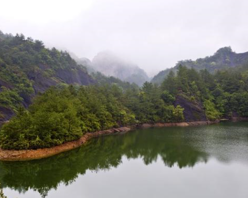 位於福建連城東北部的九龍湖,與竹安寨景區毗連,距城6公里.