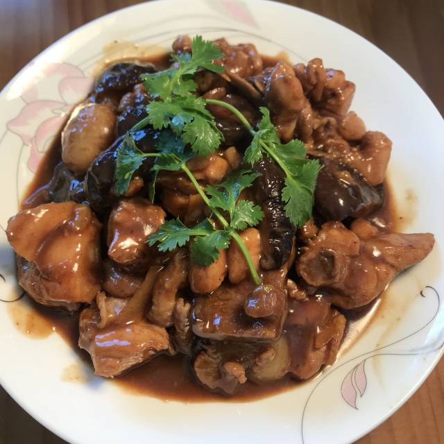 香菇烧鸡块,口味浓郁,鲜香多汁,很下饭