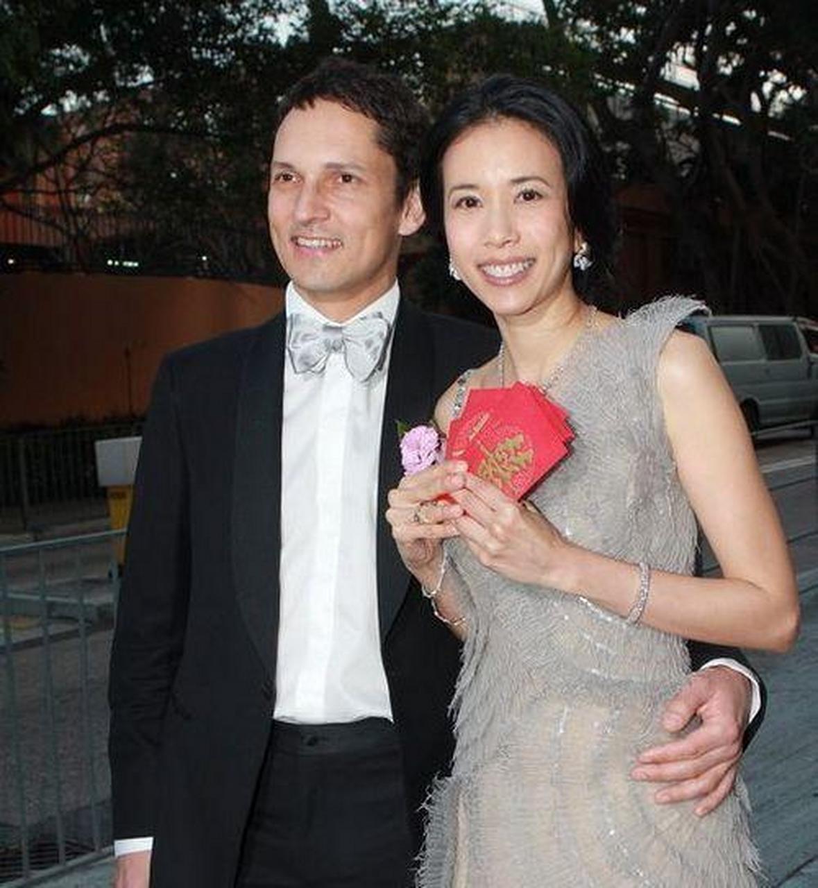 莫文蔚刚一过门就已经是三个孩子的母亲,但莫文