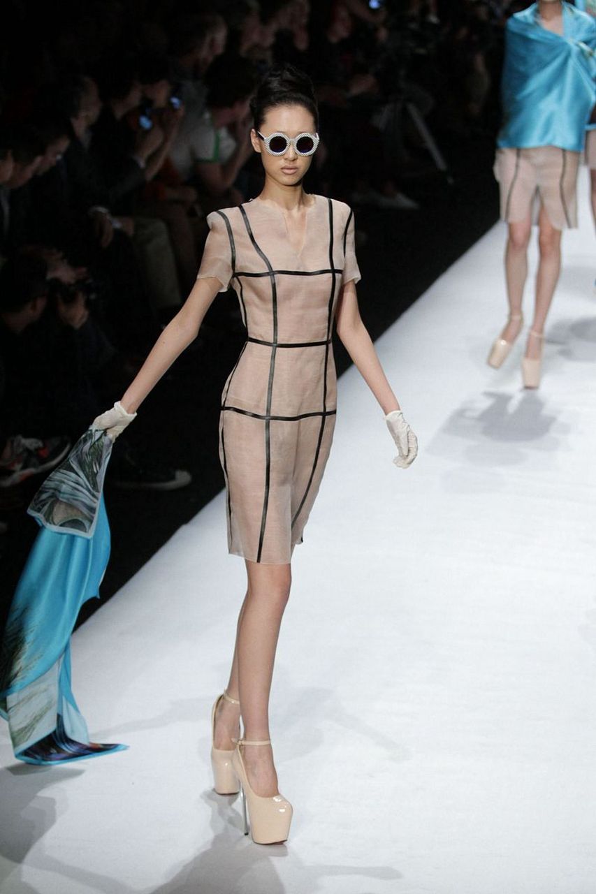 欣赏内衣时装秀,感受魅力四溢的时尚风采: 当秀场上的灯光闪烁, 内衣