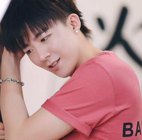 宁哥每次在安东老街开直播的时候,都有很多粉丝天南地北的跑过去看