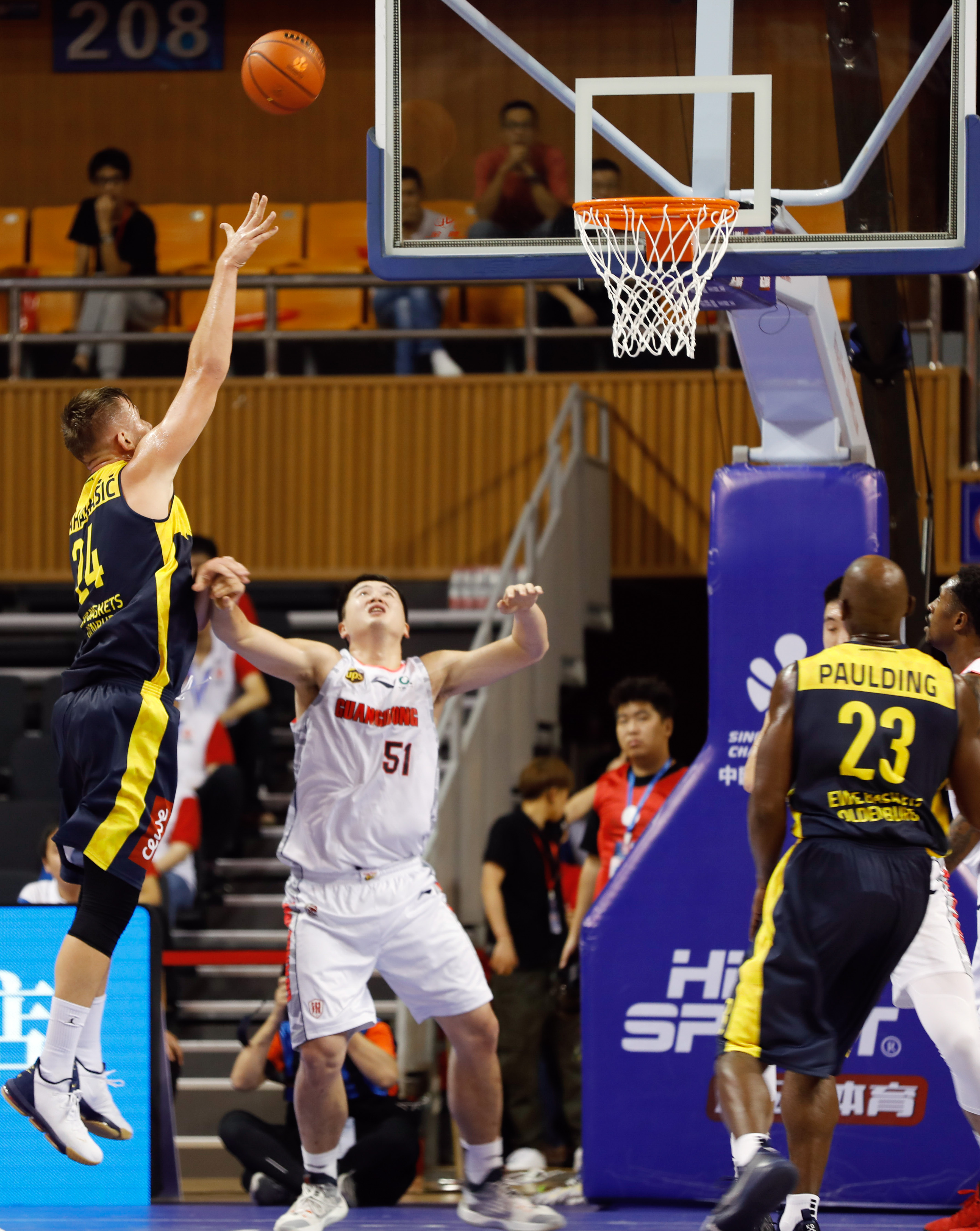 篮球——"一带一路"中欧篮球冠军杯:广东东莞银行队胜德国奥尔登堡队