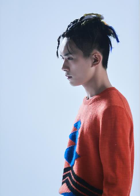 易烊千玺花絮照公开,扎小辫却更显男人味,网友:不愧是高级脸