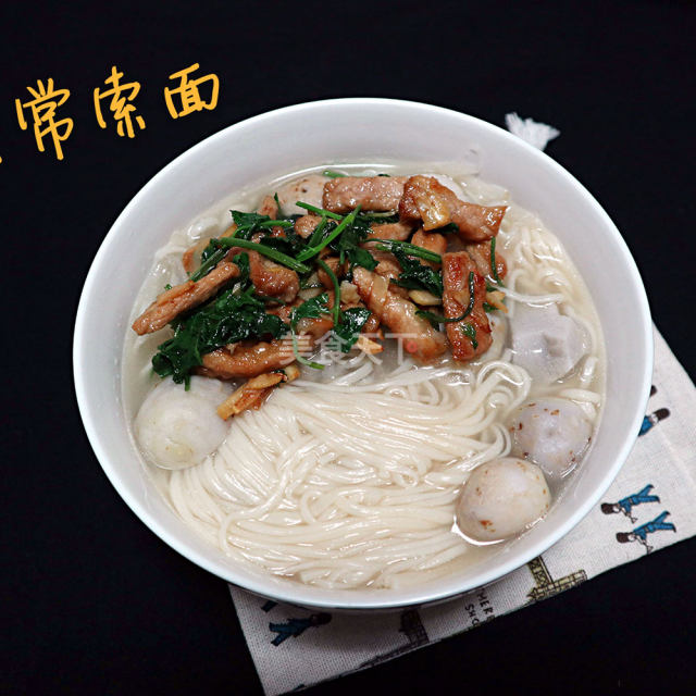 索面,一种用手工拉成晾干的素面,晾晒在太阳底下似