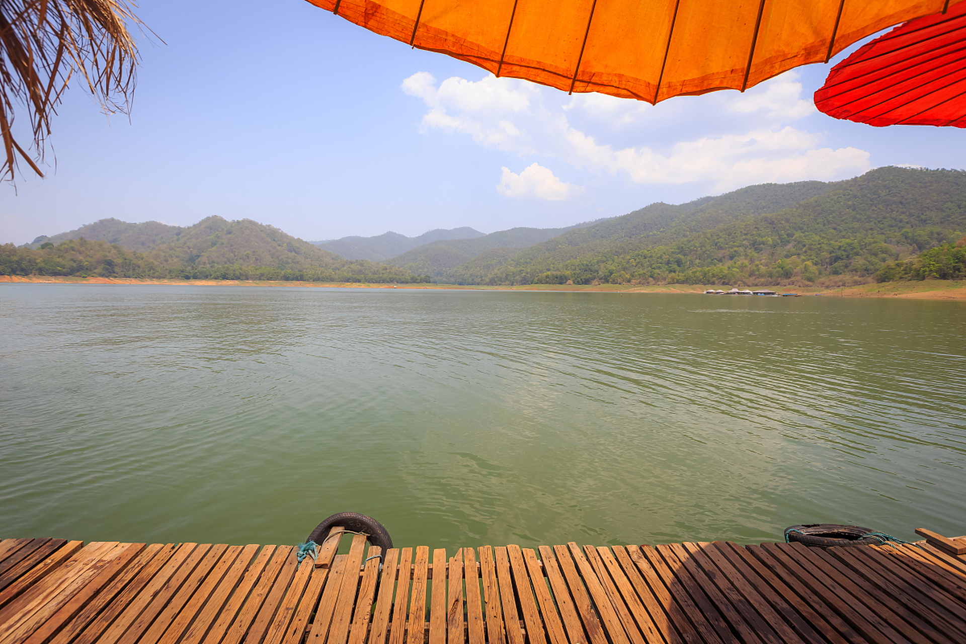 镜头里的春天# 光灿烂,仿若细腻的颜料在余庆飞龙湖户外运动中心上