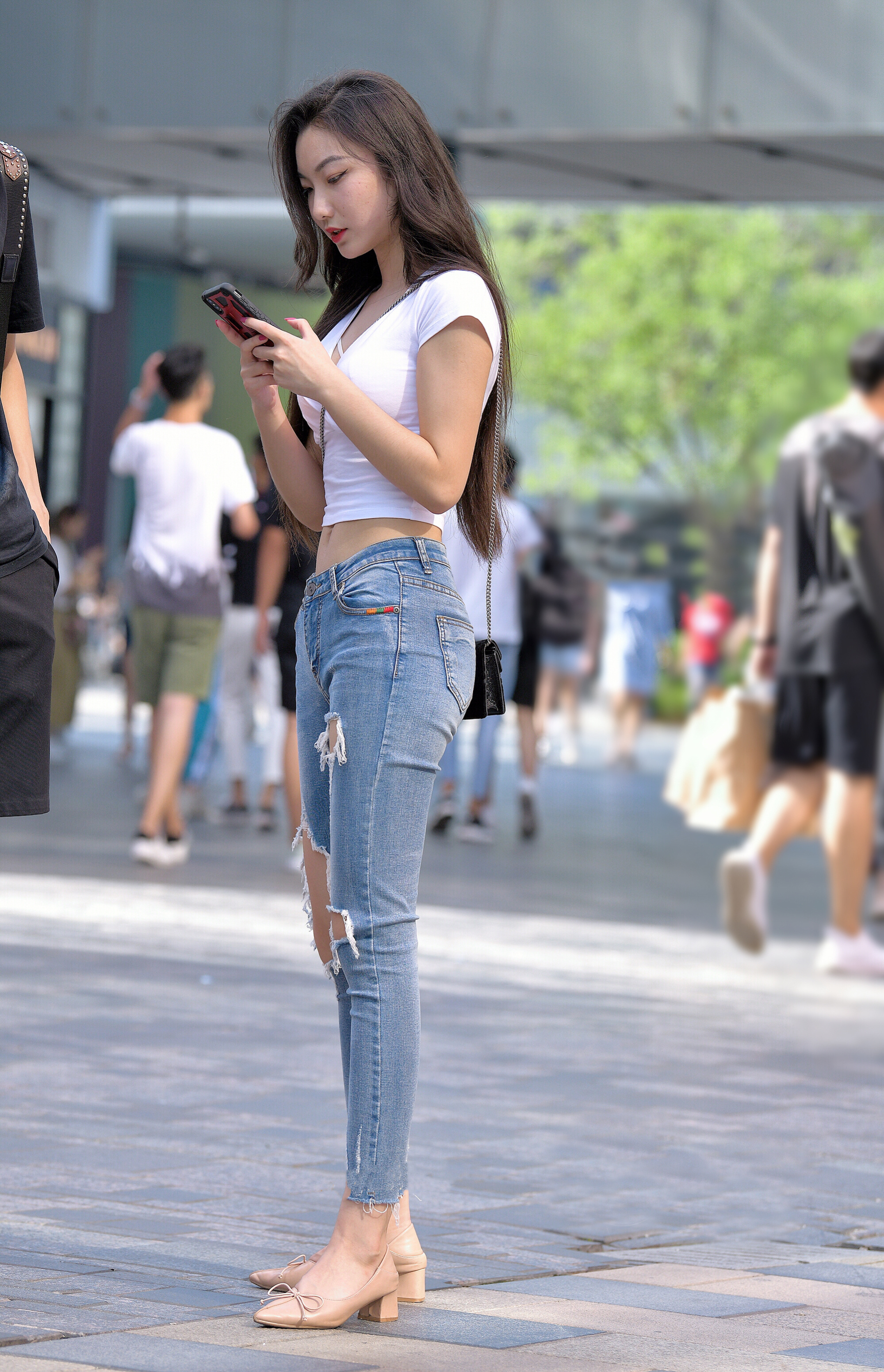 街拍:很有个性的小姐姐,潮流时尚的穿搭,秀出迷人的大长腿!