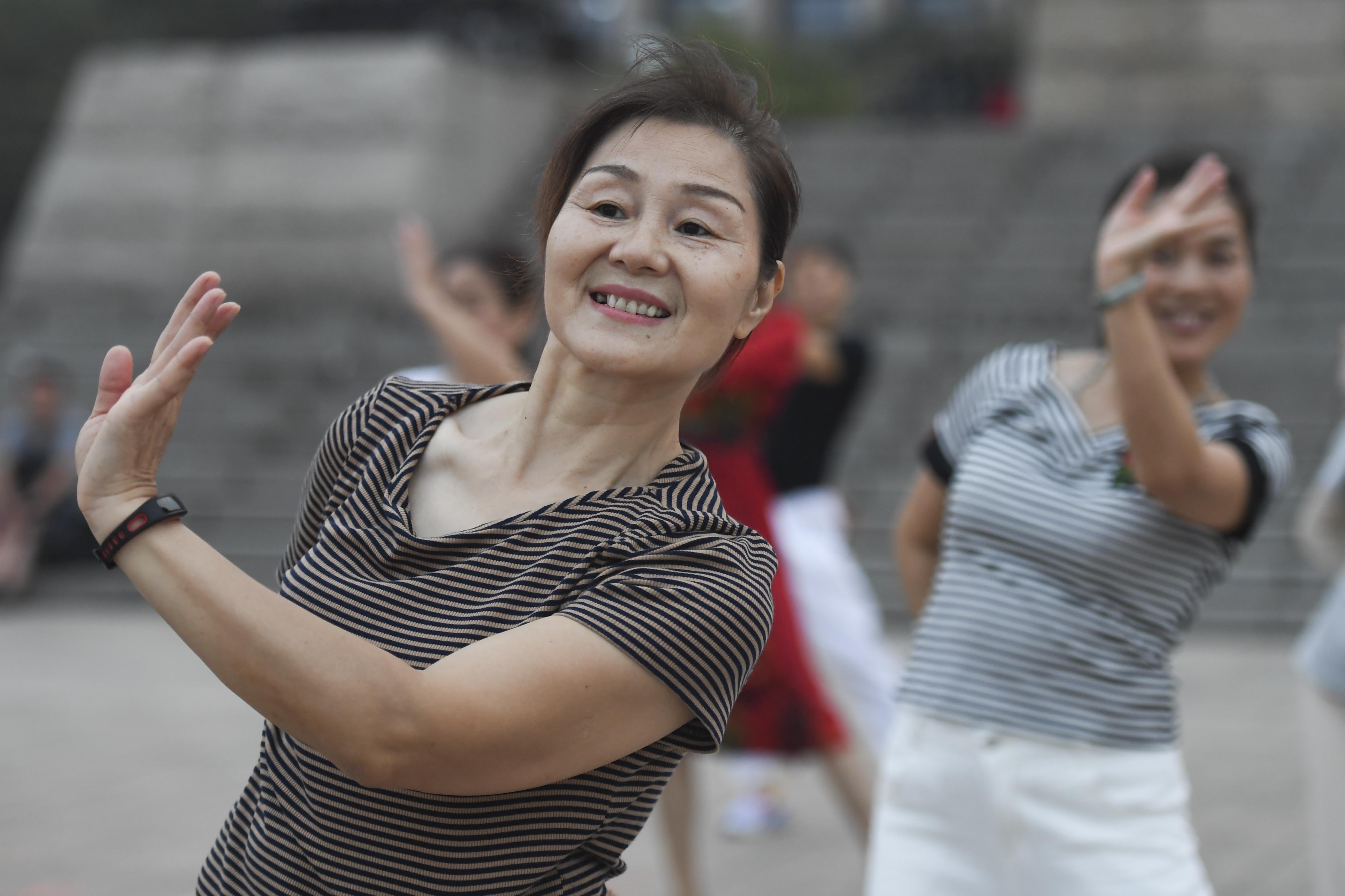 广场舞大妈照片单人图片