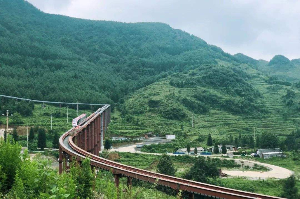六盘水野玉海:首创的单轨高架观光小火车正在运行,小伙伴走起来