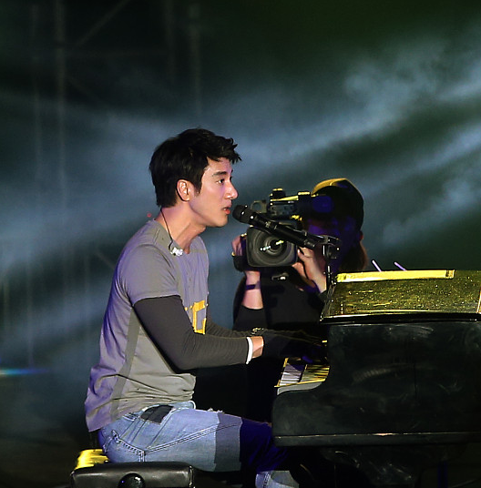 台北跨年:王力宏弹钢琴自我陶醉,数千粉冒雨到场聆听汪小菲助阵