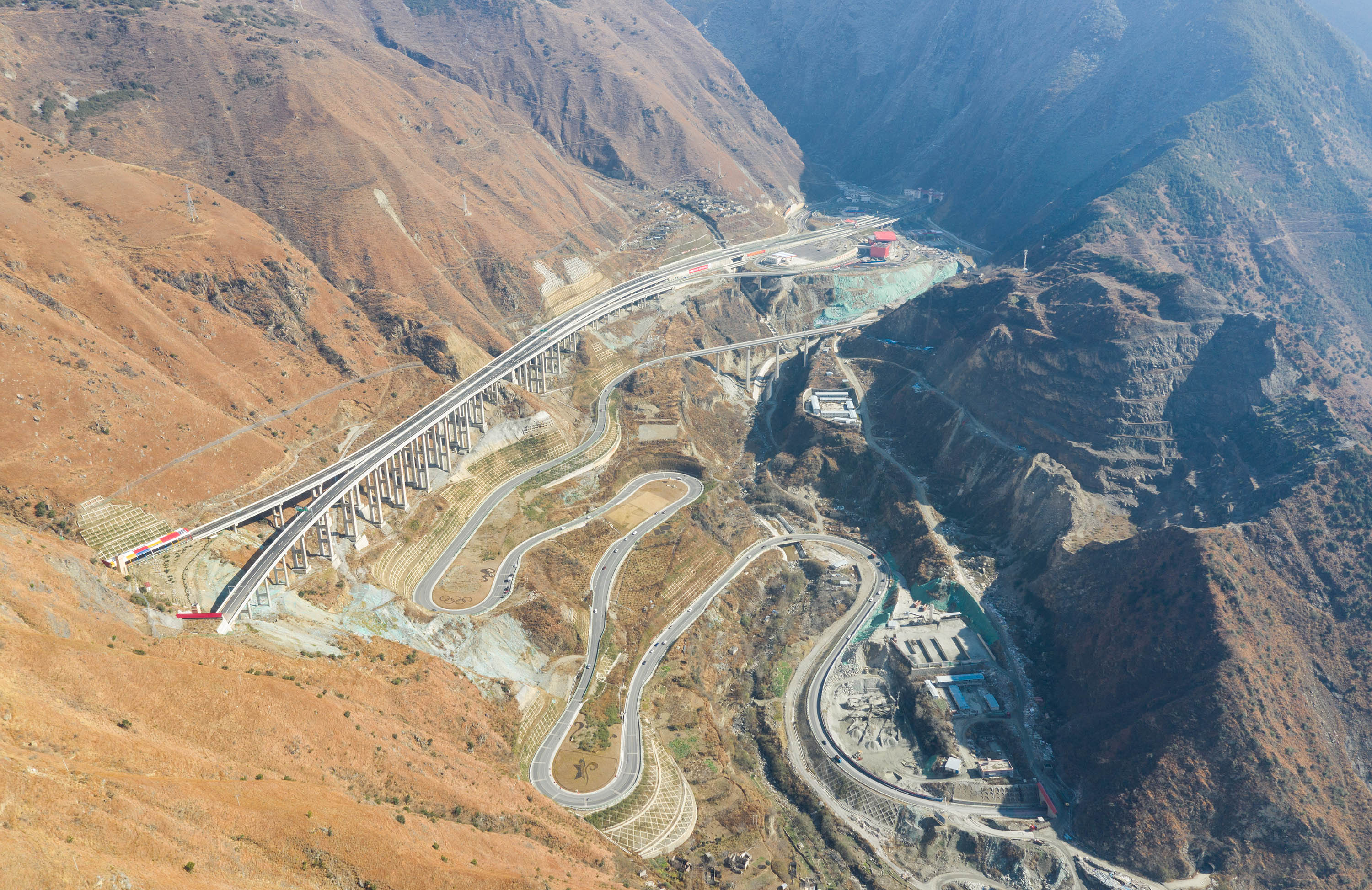 川藏"新干线"雅康高速公路全线建成并试通车