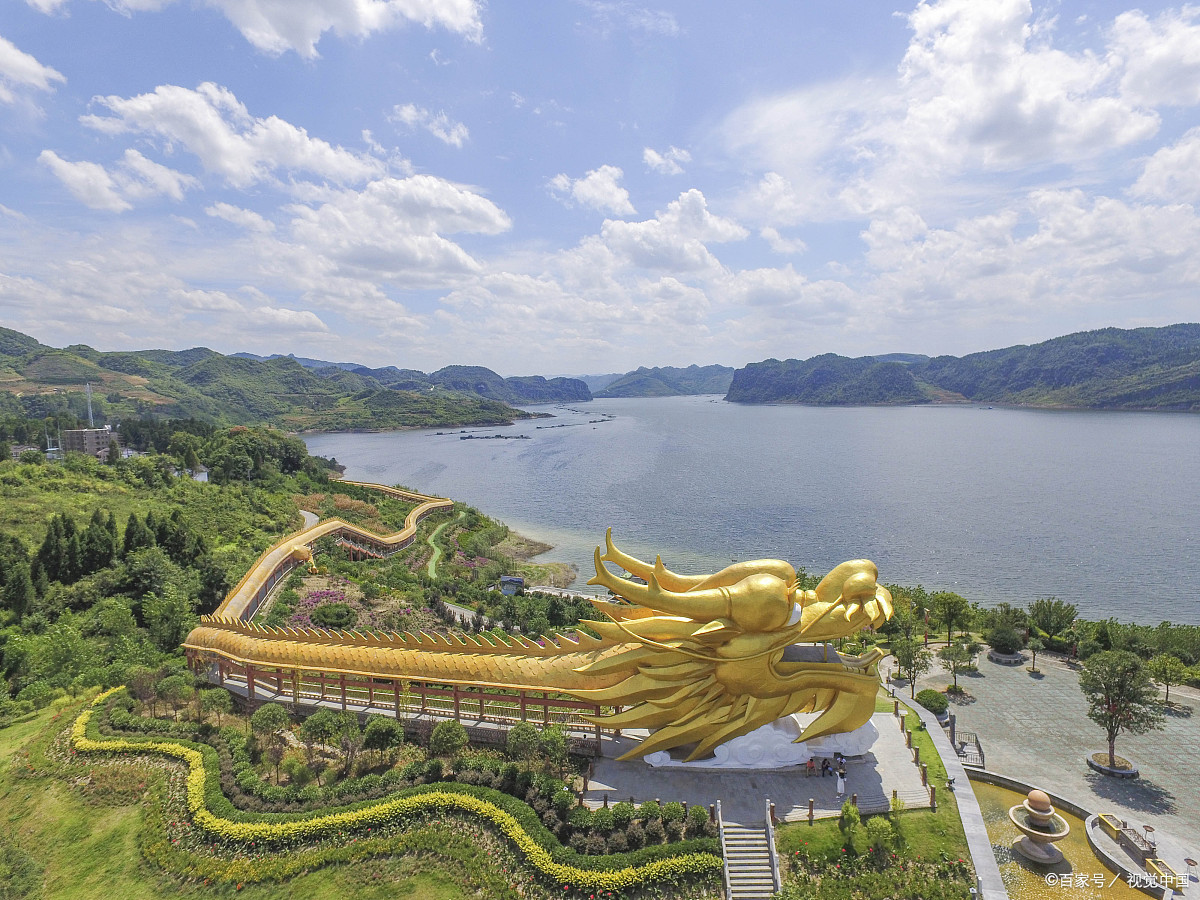 遵义飞龙湖,两岸绝壁之间双瀑布奔腾呼出,令人惊心动魄!