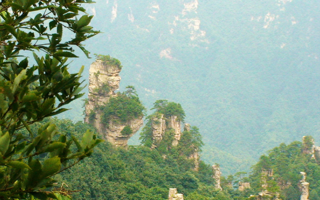 仙女散花位于张家界国家森林公园内天子山自然保护区,御笔峰斜对面.石