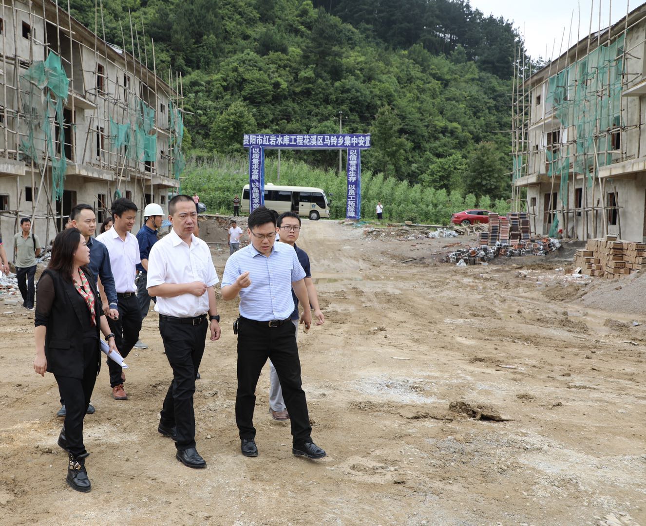 花溪区委书记李瑞到马铃乡调研时强调:办好民生实事 加快产业结构调整