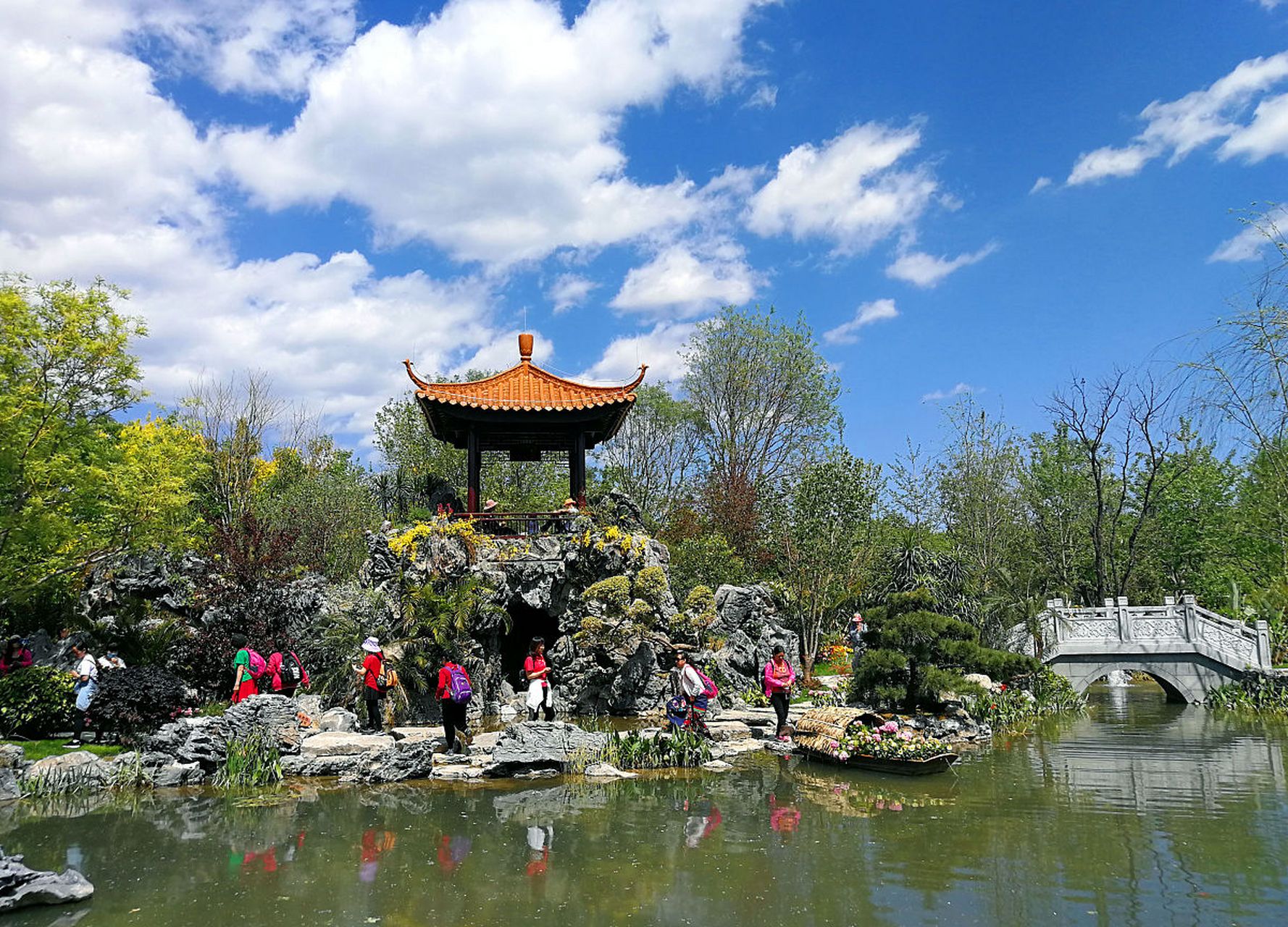 红山公园是赤峰市著名的综合性公园,集文化,娱乐,观光,休闲为一体