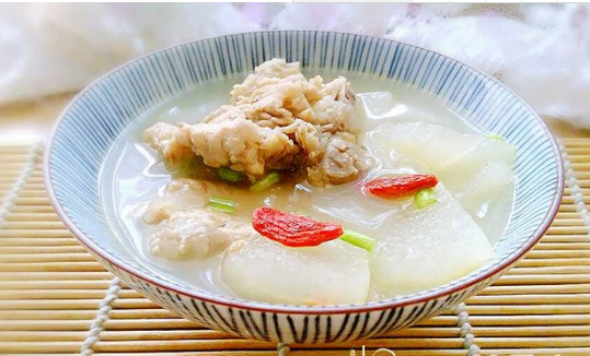 小编教大家做简单的砂锅炖排骨冬瓜,做出的汤原汁原味,很鲜!