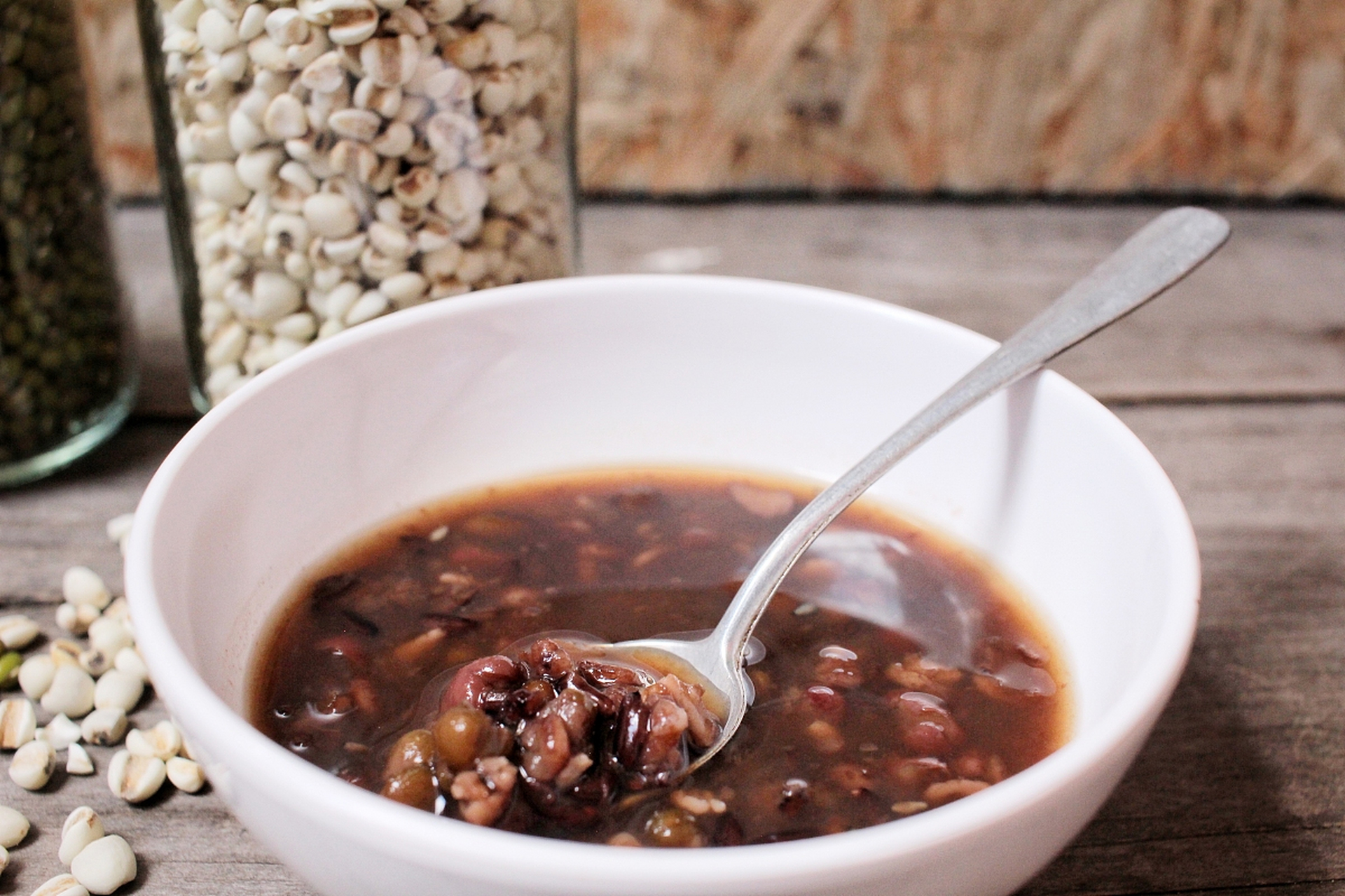 黑豆核桃粥:黑豆50g,核桃仁20g,大米100g,红枣10颗一起煮粥,早晚服用