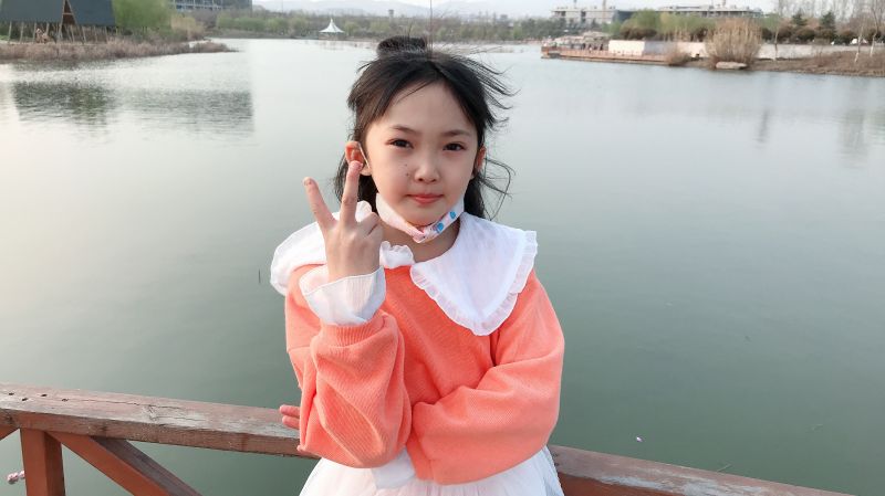 晨妤小美女骑自行车和妈妈去公园走到湖边放眼望去看到了黑天鹅