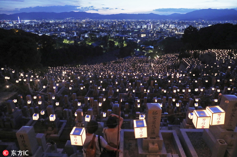 日本京都墓地点亮万盏灯笼 庆祝盂兰盆节
