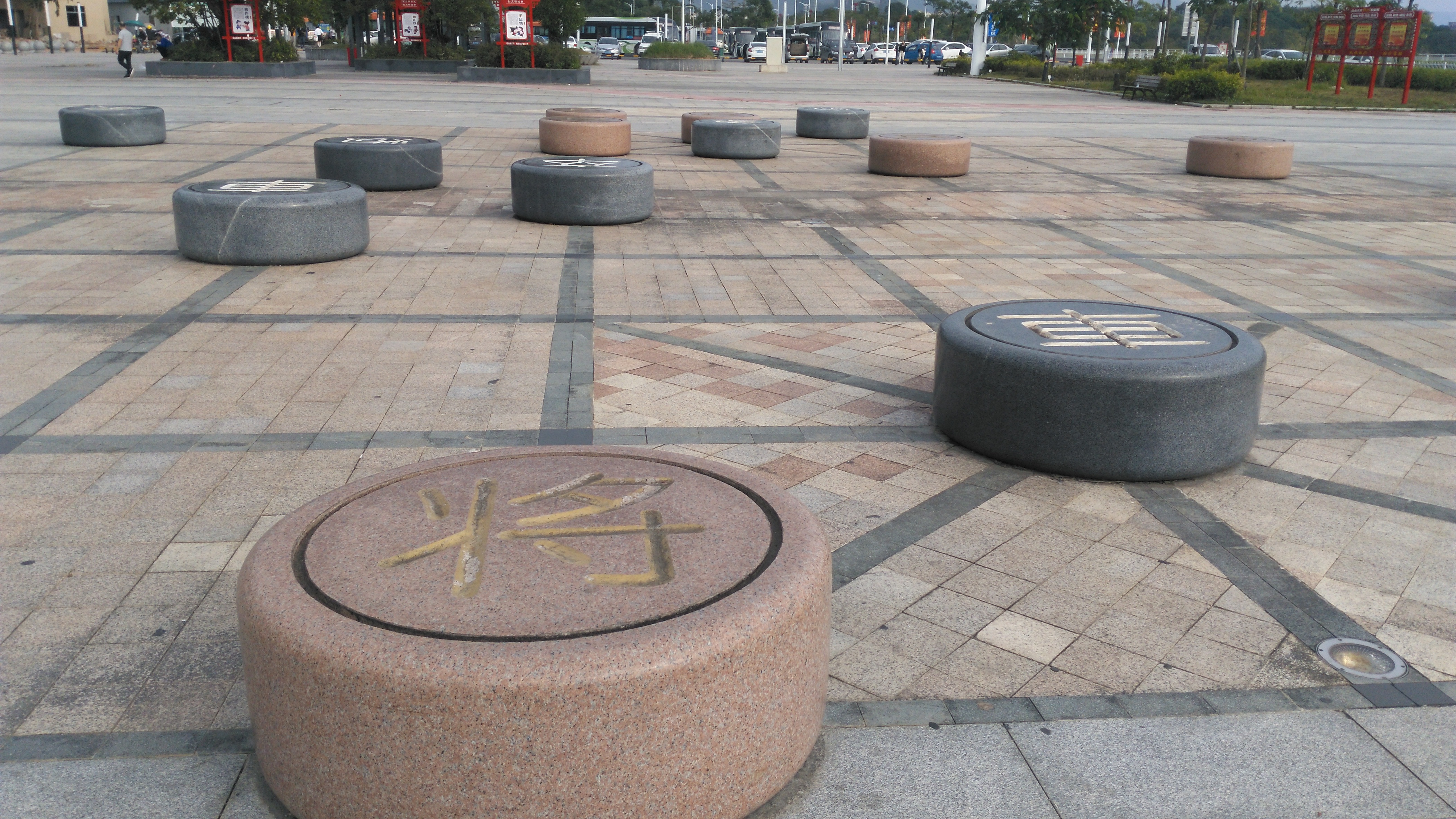 广场上有个超大的象棋盘和很大的棋盘子,这是因为稔山就是象棋之乡