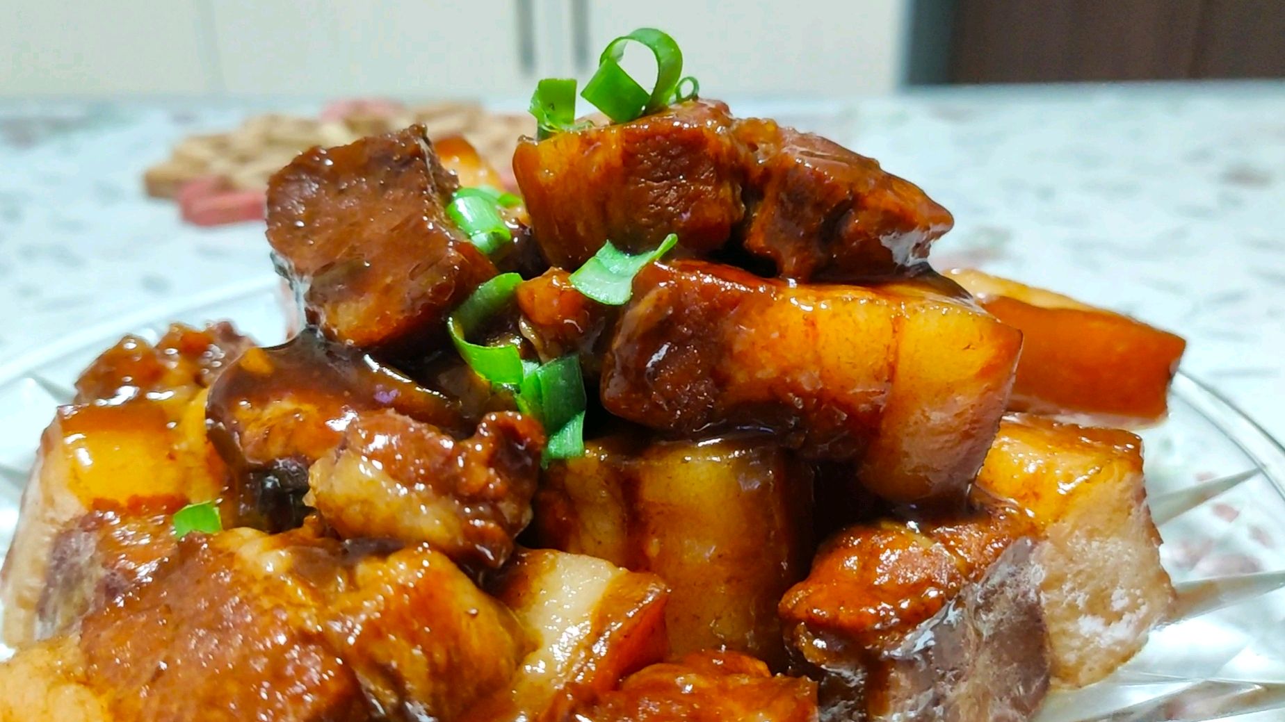 红烧肉的新做法,口味咸甜鲜香,肉质酥烂,入口即化,太香了!